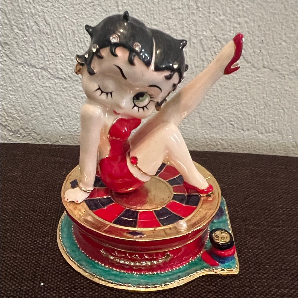 ( 0364) Betty Boop Charming Red and Gold Figurine’s Collection